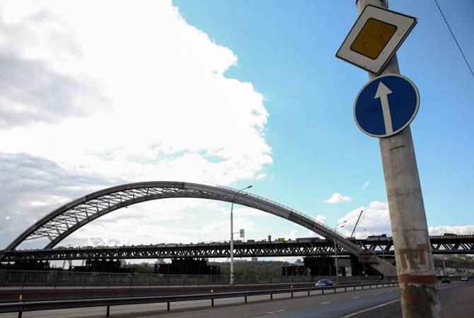 Два миллиарда долларов на Киев: без мостов, без метро, зато с доплатами для бюджетников