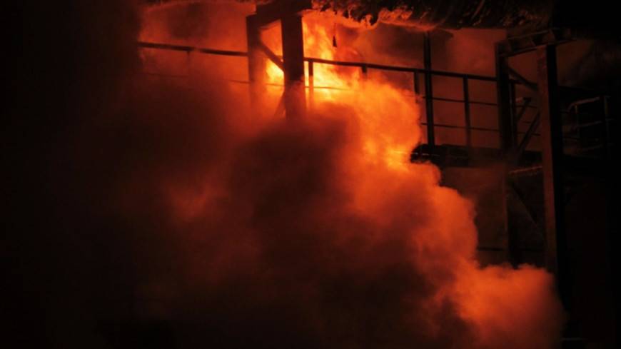 В Хакасии на угольном разрезе горит здание