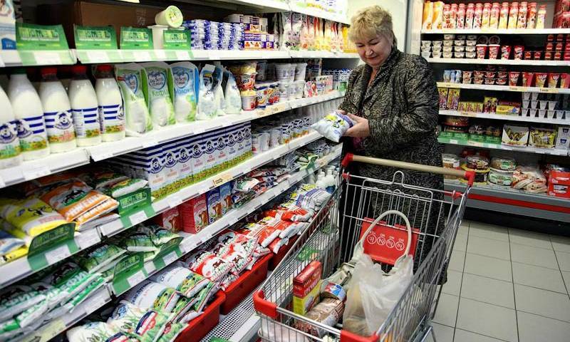 «Выкалываем себе глаза»: Россия продолжает уничтожать импортную еду на фоне стремительно растущих цен на продукты