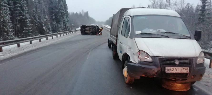 УАЗик влетел в ограждение и микроавтобус на трассе в Карелии (ФОТО)