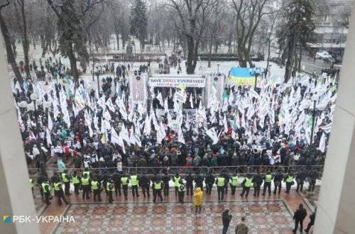 В Киеве массовая акция протеста, полиция и Нацгвардия перешли на усиленный режим