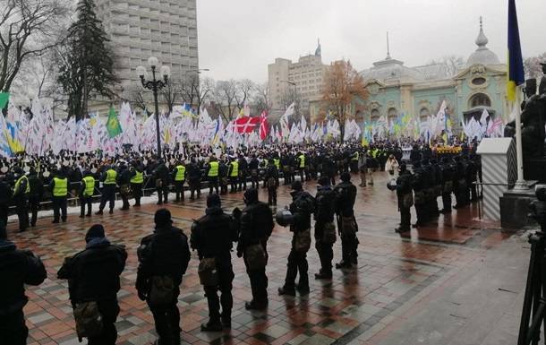 В Киеве протестующие двигаются на Майдан