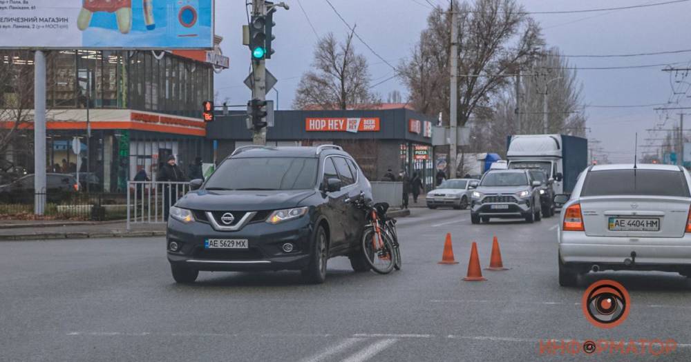 В Днепре 72-летний велосипедист въехал в Nissan: мужчину госпитализировали