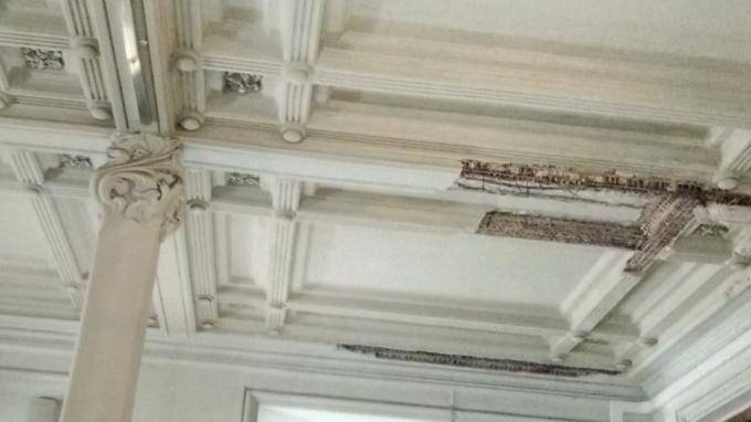 КГИОП попросили остановить монтаж потолка на Витебском вокзале
