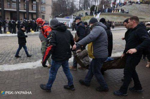 «Астанавитесь! Что же Вы делаете?»: на Майдане появились первые пострадавшие