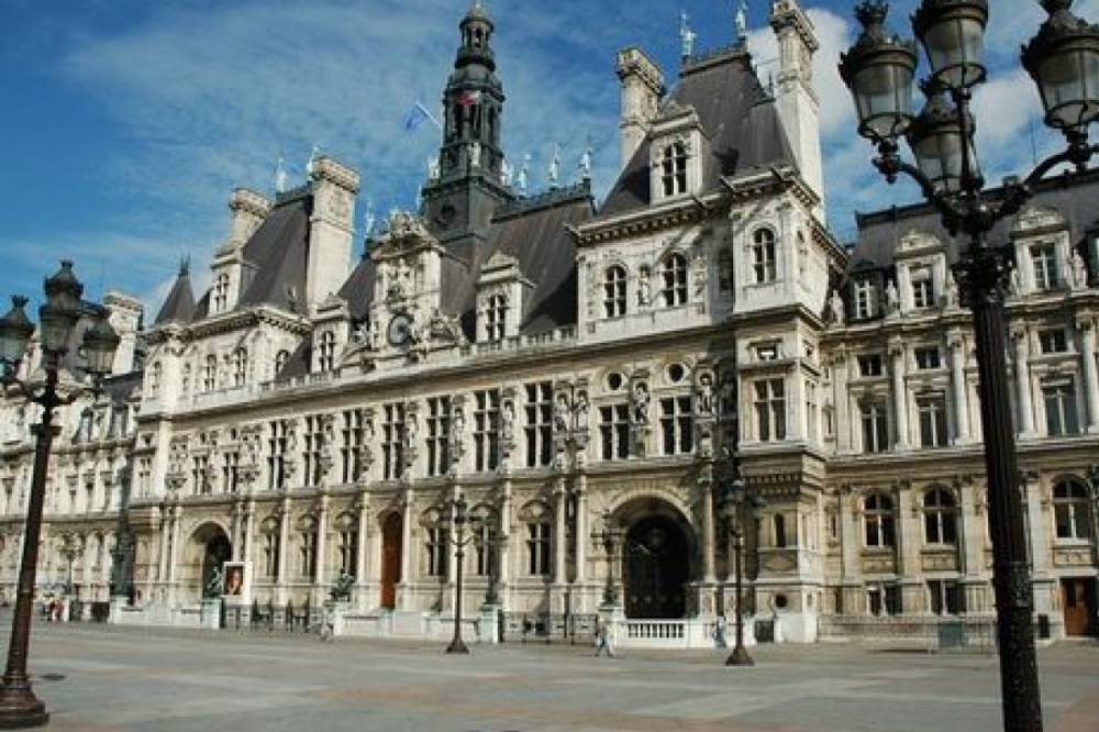 Мэрия Парижа получила €90 000 штрафа за то, что главными там оказались не мужчины