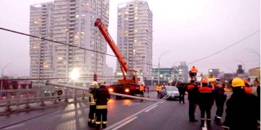 «Ответственность на генподрядчике»: Кличко обратился в полицию из-за падения столбов на Шулявском мосту