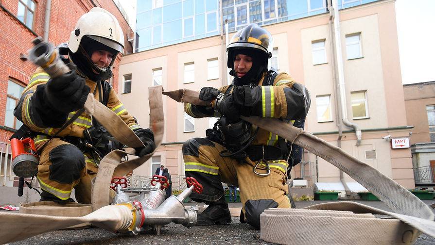 В Новочеркасске площадь пожара в цехе выросла до 1 тыс. кв. метров
