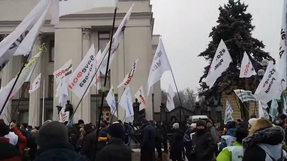 Бутерброды и горячий чай: ФОПы установили палатки и не намерены покидать Майдан