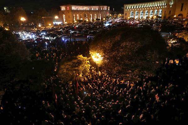 В Ереване тысячи человек требуют отставки Пашиняна