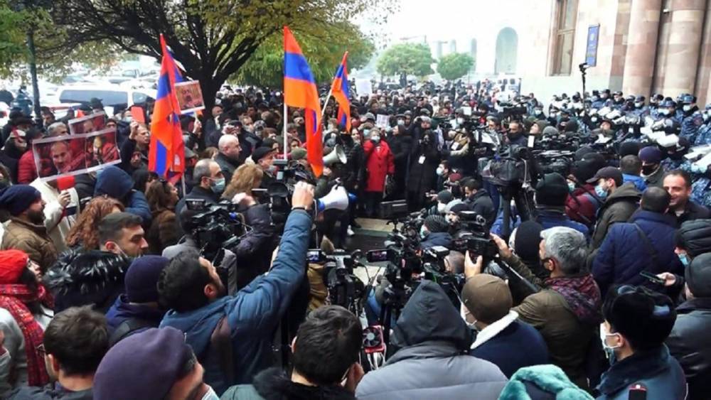 В Ереване – многотысячный протест: люди требуют отставки Пашиняна – видео