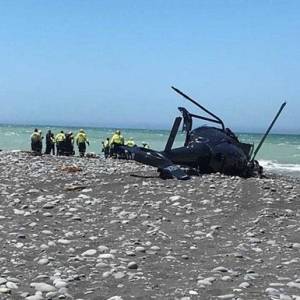 В Новой Зеландии вертолет упал на пляж: есть погибшие. Видео