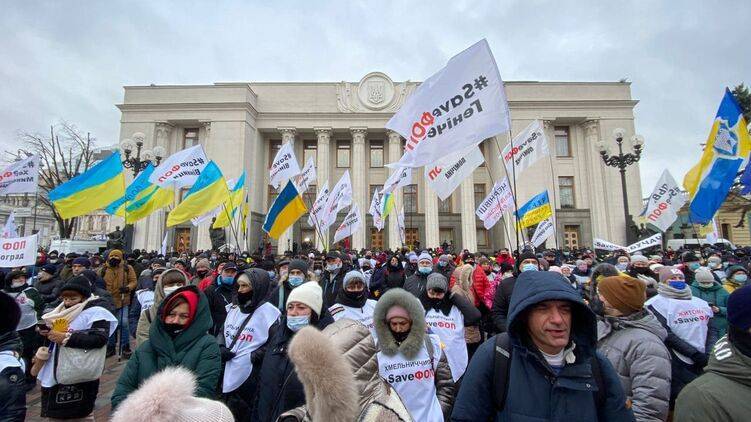 Митинг предпринимателей, восстановление НАПК и продление особого статуса Донбасса: главные новости Украины за 15 декабря