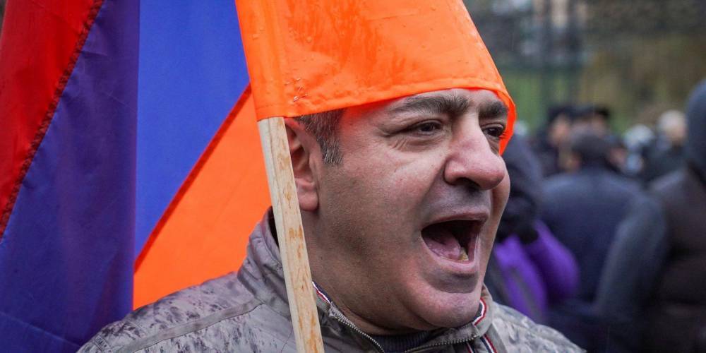 В Армении прошел многотысячный митинг за отставку премьер-министра Пашиняна — видео