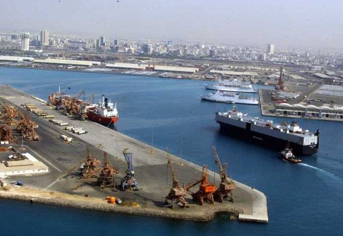 Танкер в Саудовской Аравии атаковала заминированная лодка