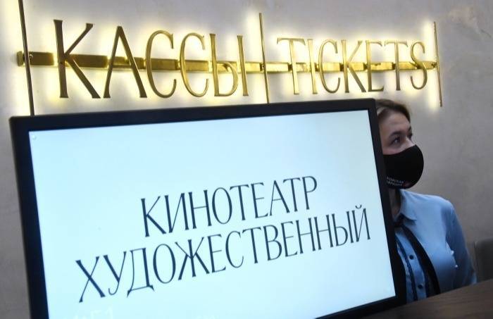 Собянин осмотрел итоги реставрации кинотеатра "Художественный"