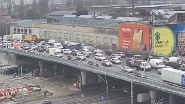 Падение столбов на автомобили в Киеве попало на видео