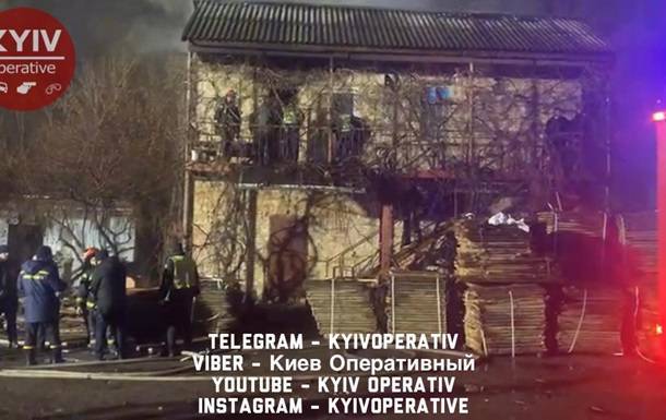 В Киеве загорелся дом. СМИ сообщают о двоих погибших