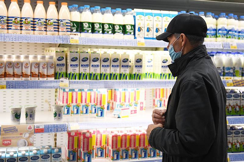 Российские магазины объявили о снижении цен на хлеб, тушенку и молоко