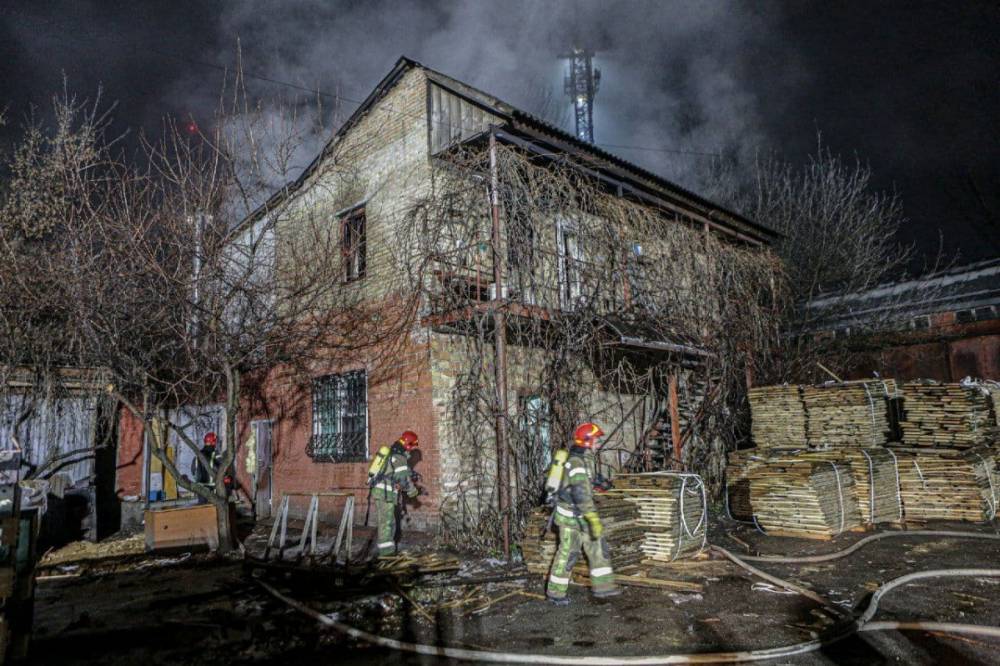 В Киеве ночью горело админздание: есть погибшие (фото)