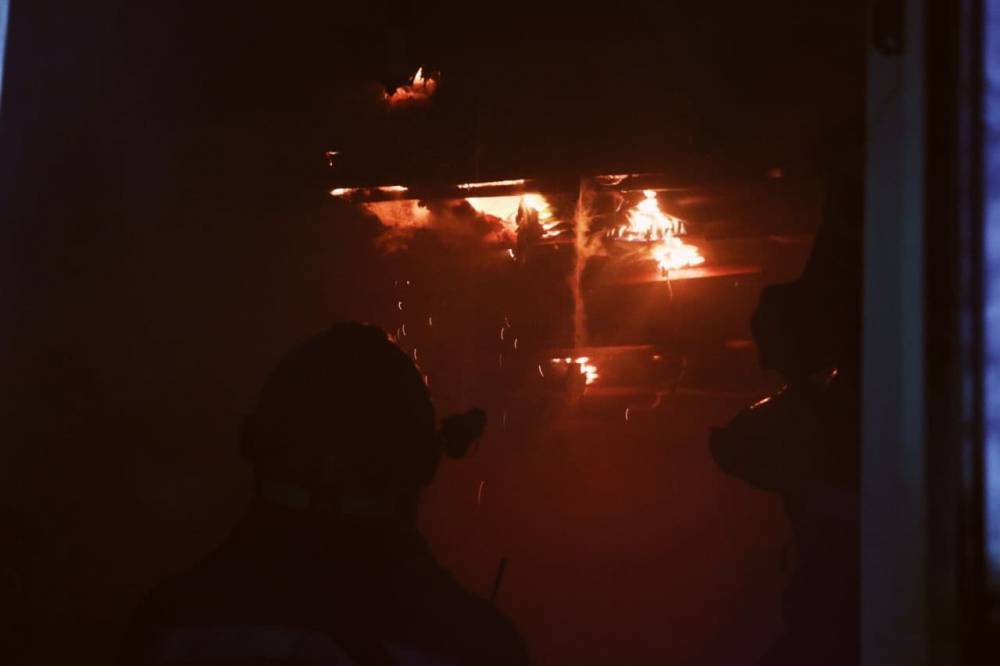 В Киеве сгорело административное здание: два человека погибли