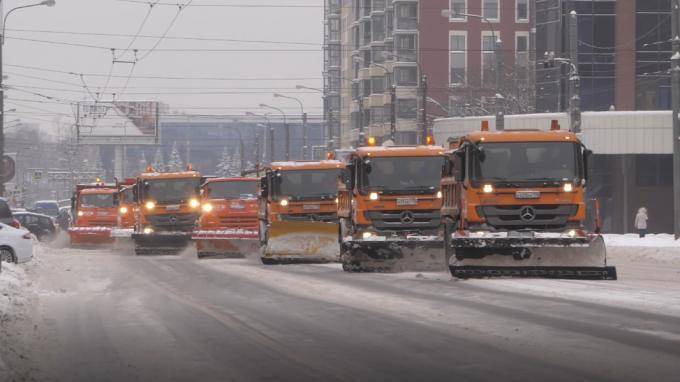 На утреннюю расчистку Петербурга от снега вышли 800 машин