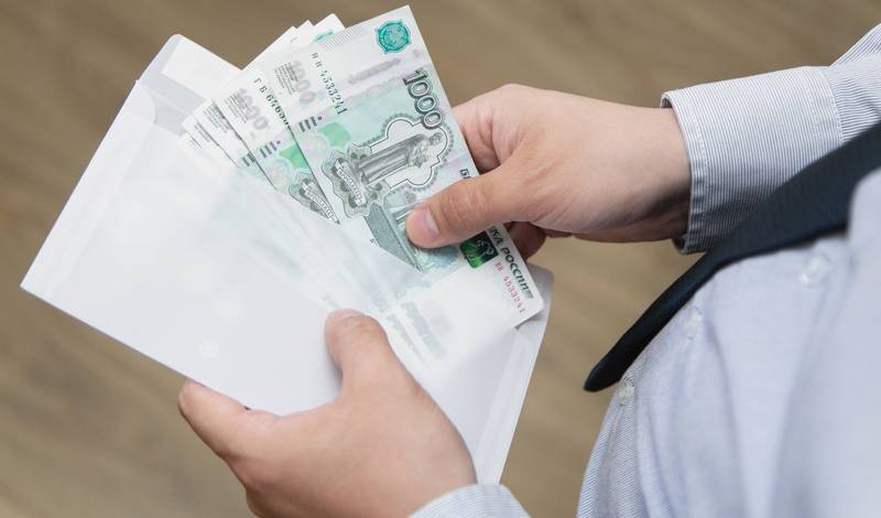 О готовности получать зарплату в конверте заявили 44% россиян