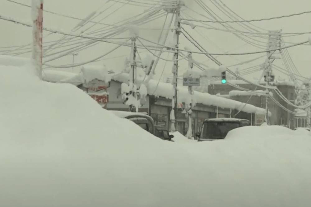 В Японии за одну ночь выпало нетипично много снега, который полностью парализовал страну (видео)