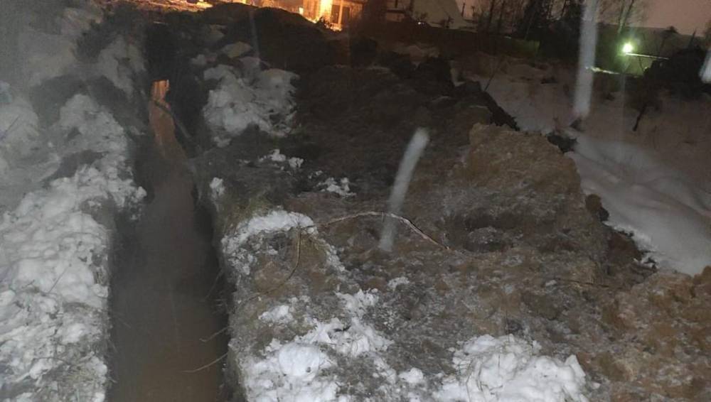 В Ржеве Тверской области при строительстве «собачьей» площадки повредили водопровод и кабель связи