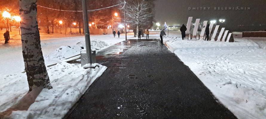 В снегопад под Новый год подрядчик закатал в асфальт участки набережной в столице Карелии (ФОТО)
