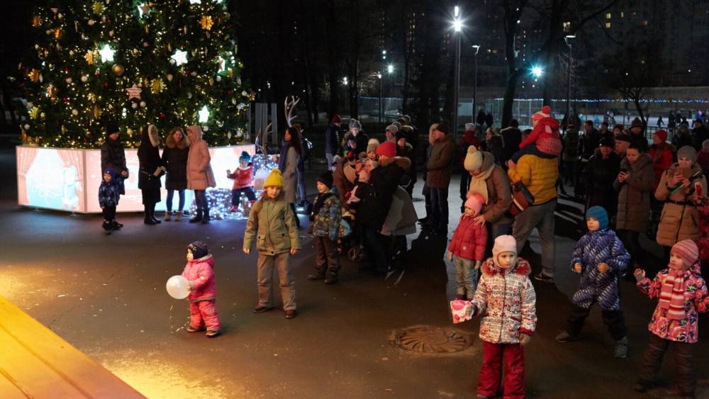 Новогодние мероприятия для школьников Москвы пройдут без родителей