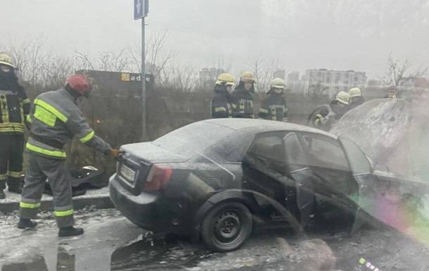В Киеве на Дарницком мосту загорелось авто