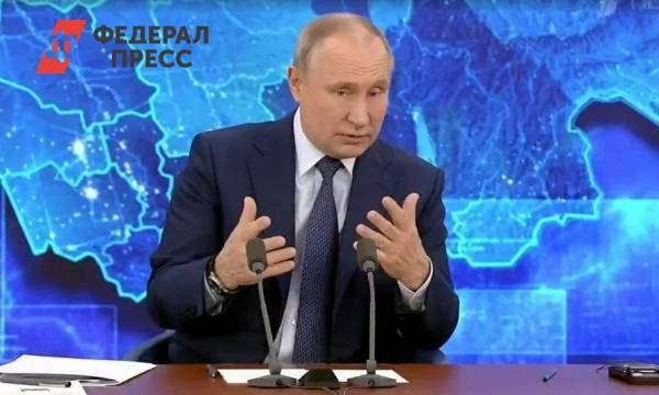 Сибирской журналистке на пресс-конференции Путина подарили накладку на микрофон