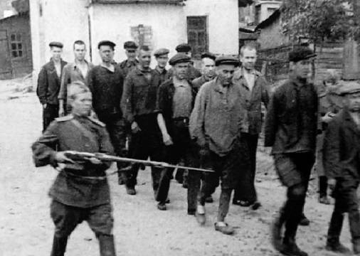 Как НКВД поступал с зэками в тюрьмах при отступлении Красной Армии