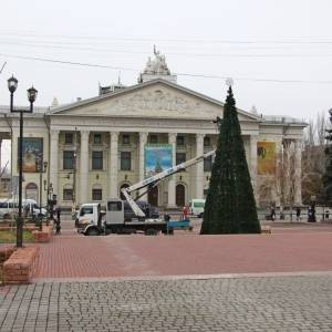 В сквере Театральном украшают новогоднюю елку. Фото
