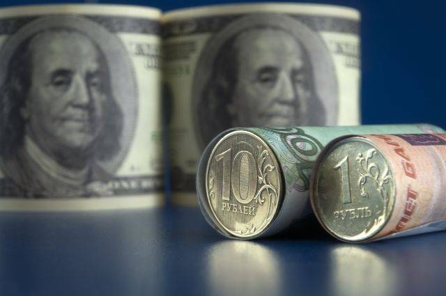 Центробанк понизил официальные курсы доллара и евро