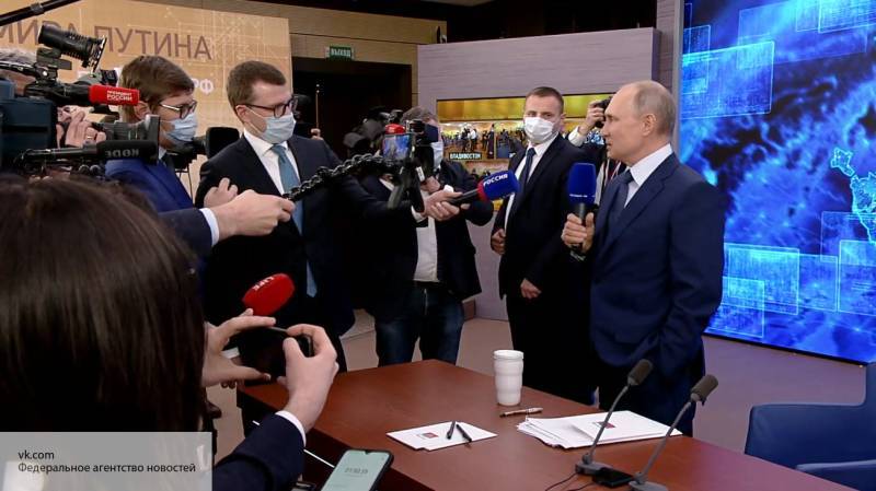 Политолог раскритиковал российских журналистов за вопросы Путину