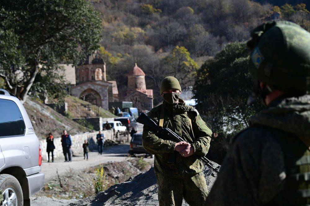 Российские военные в Карабахе ведут себя совсем не как "миротворцы": СМИ обнародовали доказательства