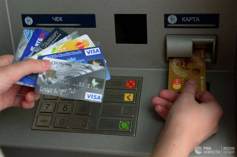 «Затронет простых граждан». Экономист предрек проблемы владельцам карт Visa и Mastercard