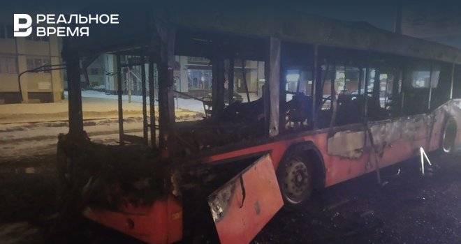 В Казани возле «Макдональдса» сгорел пассажирский автобус