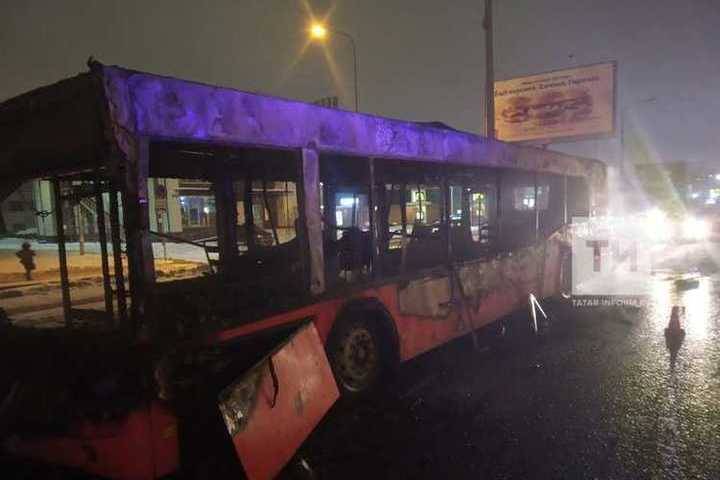 Утром в Казани полностью сгорел автобус