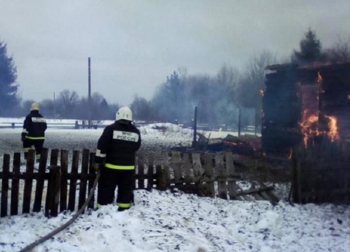 Огонь тушили шестиклассники: взрослые и дети в Сибири без пожарных спасли деревню