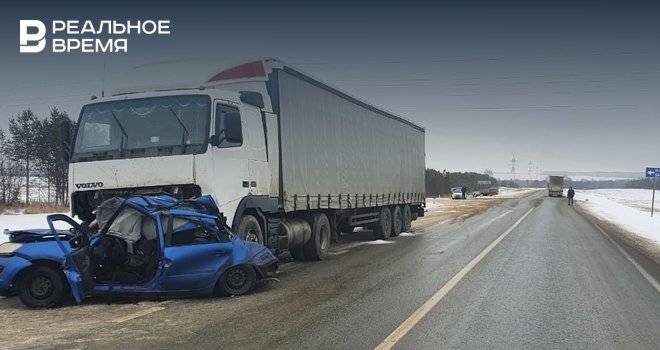 Крупная авария в Татарстане: легковушку протаранили сразу две грузовика