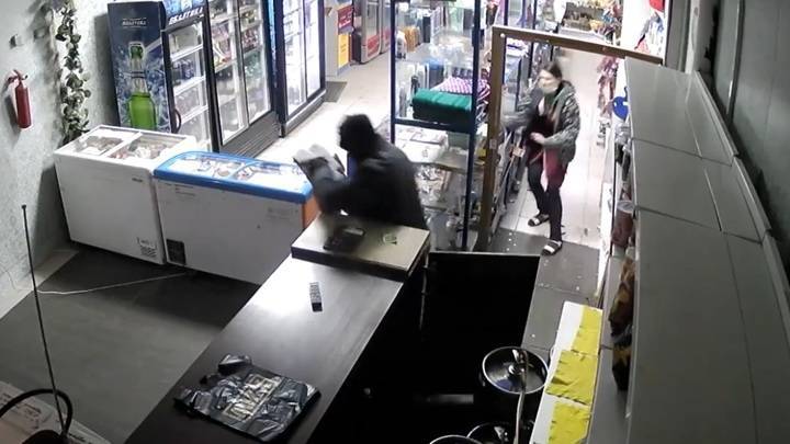 Грабитель с игрушечным пистолетом получил струю газа в лицо. Видео