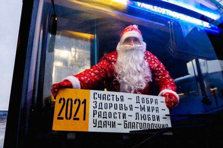 Дед Мороз за рулём автобуса будет возить петербуржцев с 21 декабря