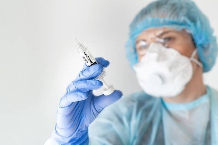 Учителей петербургских школ начали вакцинировать от коронавируса
