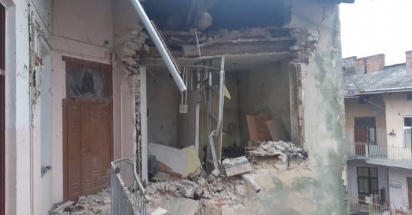 Во Львове из-за взрыва газа обвалилась часть стены дома, есть пострадавшие (ФОТО)