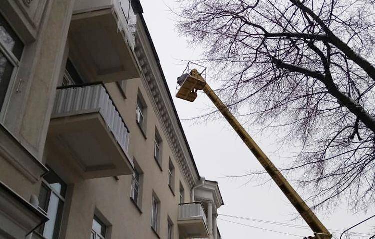Глава Воронежа поручил оперативнее чистить крыши и площадки автостонок