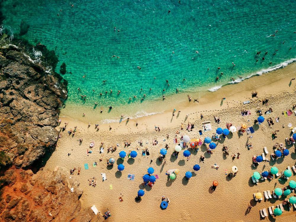 В Турции люди смогут заряжать гаджеты от пляжных зонтиков