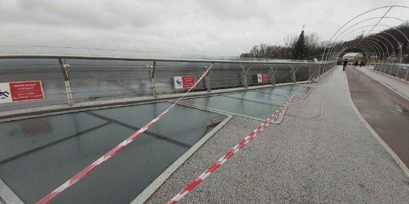 На пешеходном мосту в Киеве треснуло стекло. В КГГА ищут вандалов